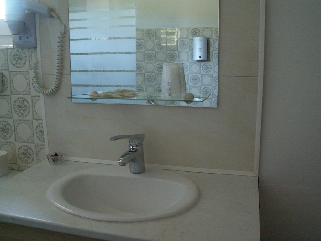 Hotel Le Relais Du Pont De Rhodes Frayssinet Zimmer foto